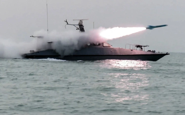 Tàu bị tấn công.webp