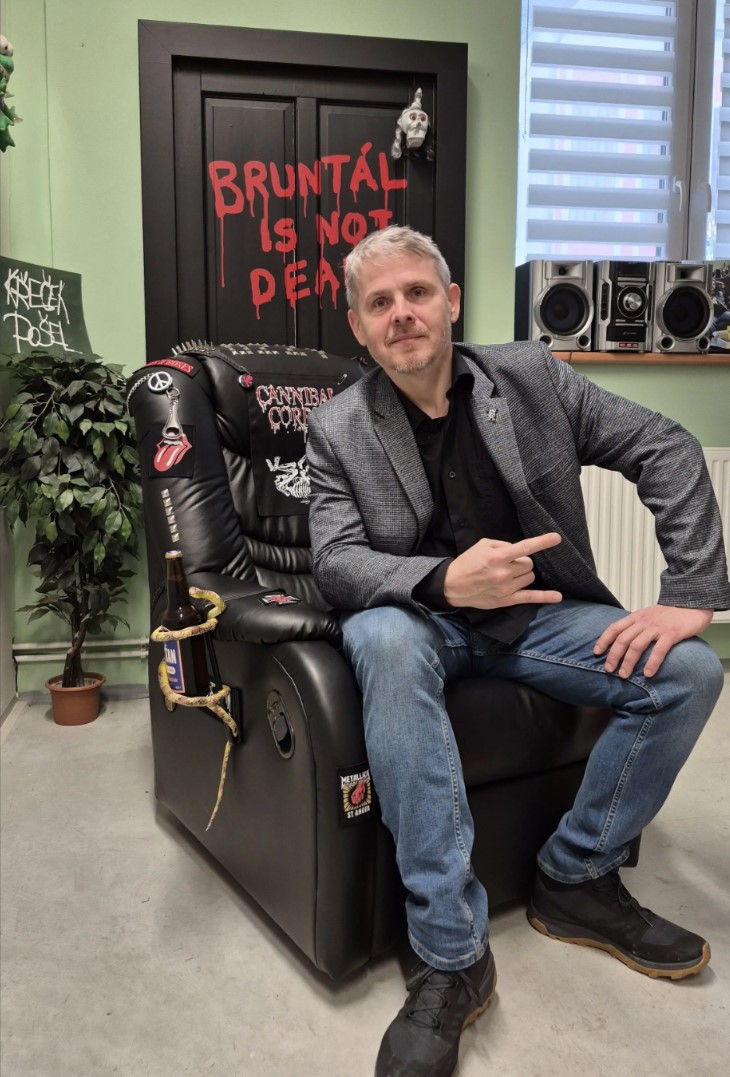 Tomas Konarik trên chiếc ghế huyền thoại của Ozzák Foto Pavel Karban, Novinky.jpg