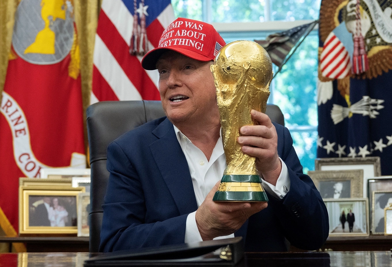 Trump cầm cup vàng.webp