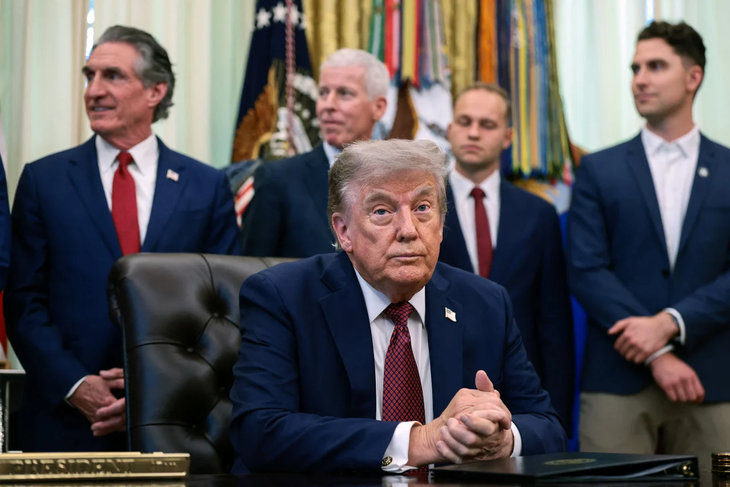 Trump phòng bầu dục.webp