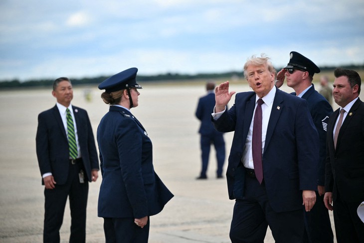 Trump vẫy cờ.jpg