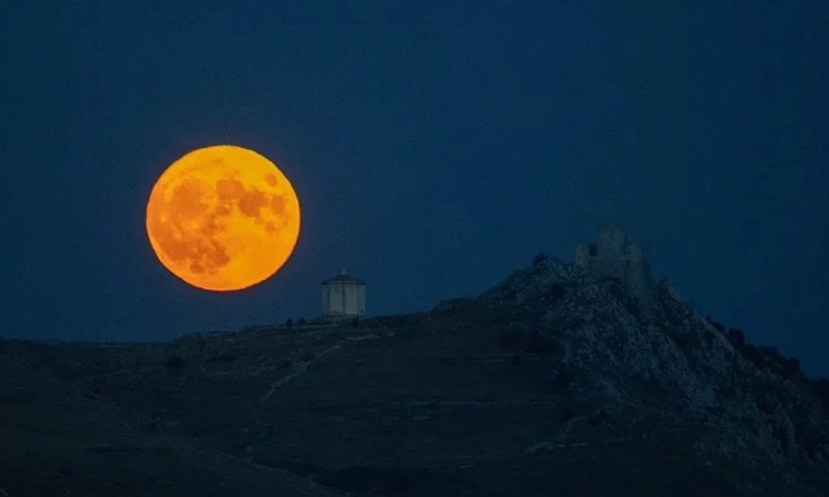 VNE-Moon-1759573160-2100-1759573245.jpg.webp