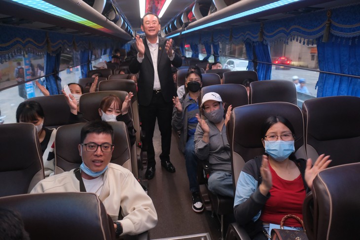 Về quê đón Tết.jpg