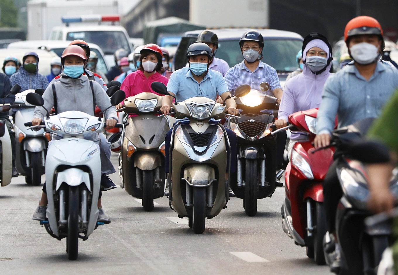 Xe máy chạy đường phố HN.webp