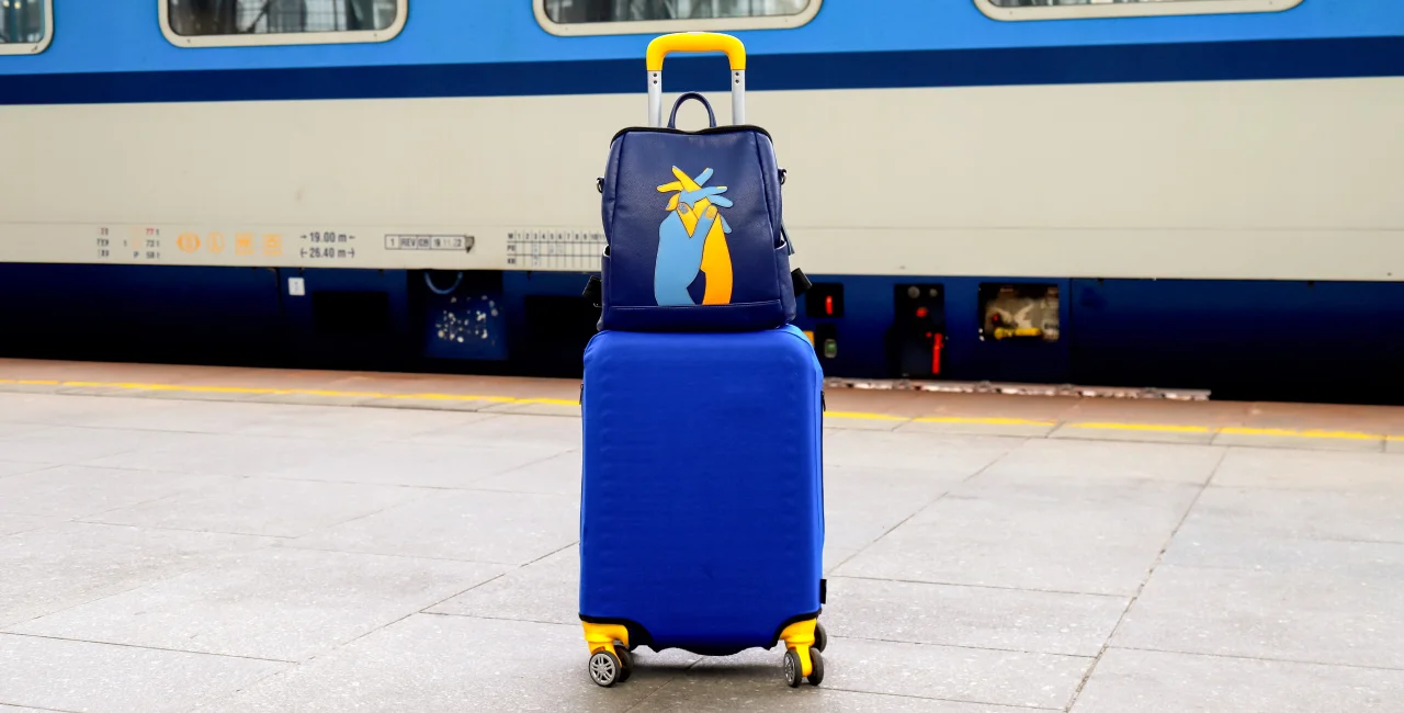 a-suitcase-in-ukrainian-colours-on-a-prague-train-platform-amnesty-internationa-hhnad.webp