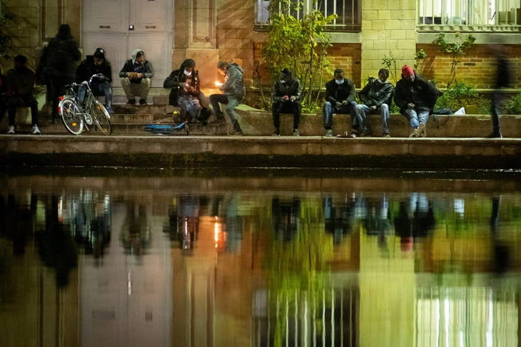 afp202012148x33lxv4previewtopshotcracksmokerslighttheircrackpipesonthedock-17108909415051249848699.webp