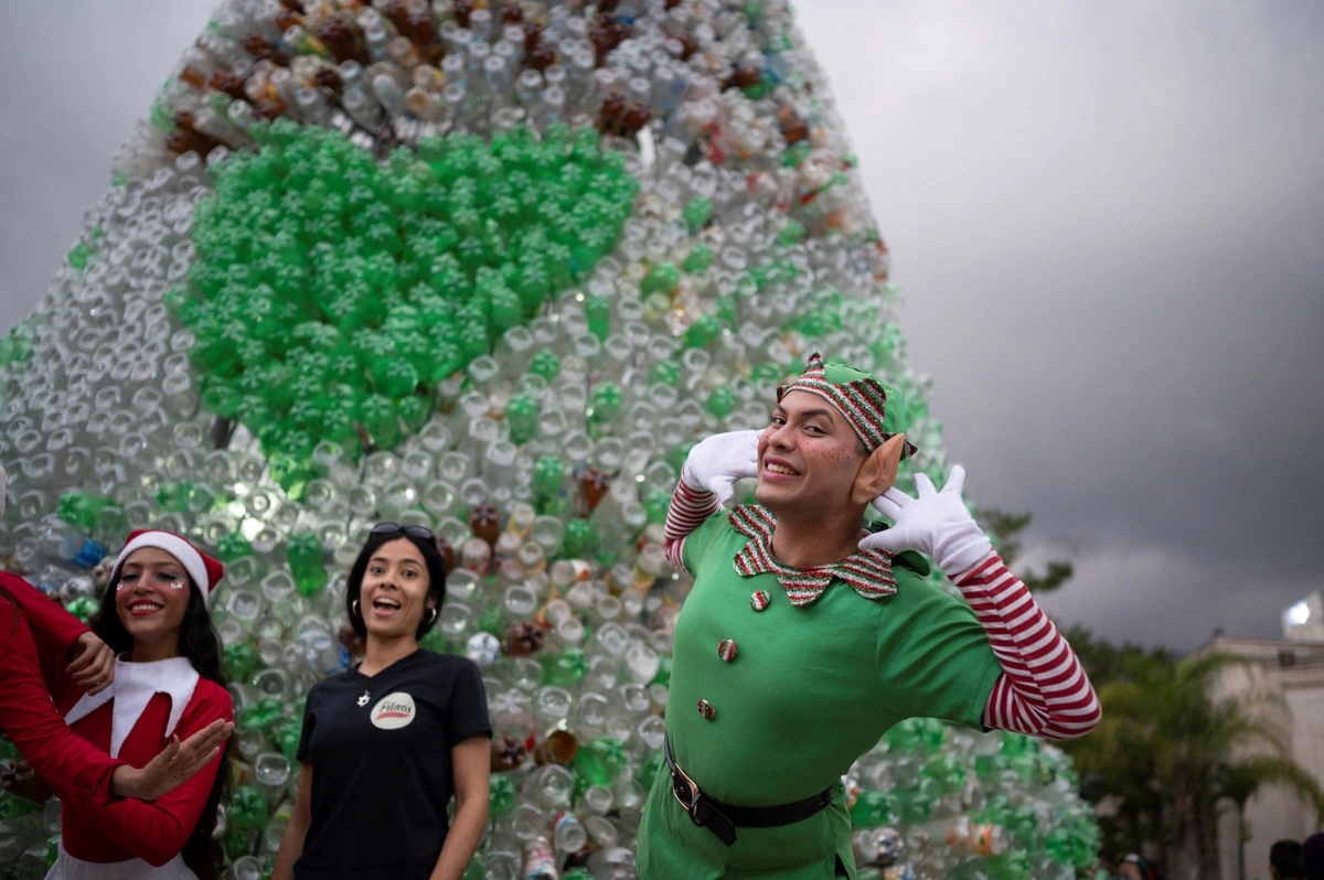 afp20221214333m8gjv1previewvenezuelaenvironmentrecyclingchristmastree-172541896218581328304.jpg.webp