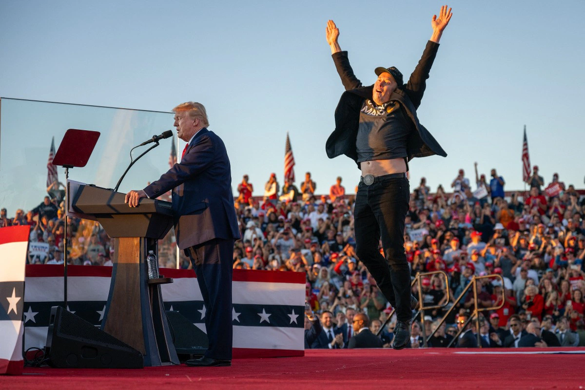 afp2024100536ja8wgv2previewrepublicanpresidentialnomineedonaldtrumpholdsar-17281782401122039301382.webp