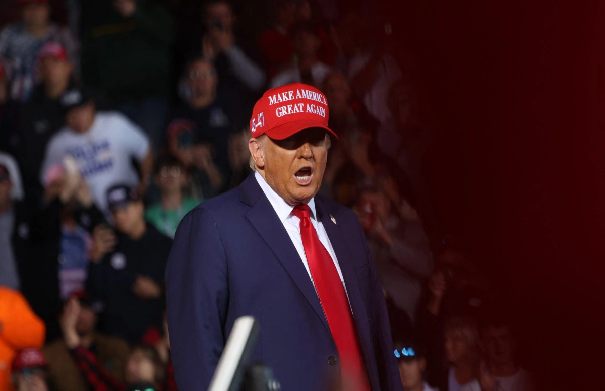 afp2024100636jf9kev1previewrepublicanpresidentialnomineedonaldtrumpholdsan-17282699786581852629514.jpg.webp