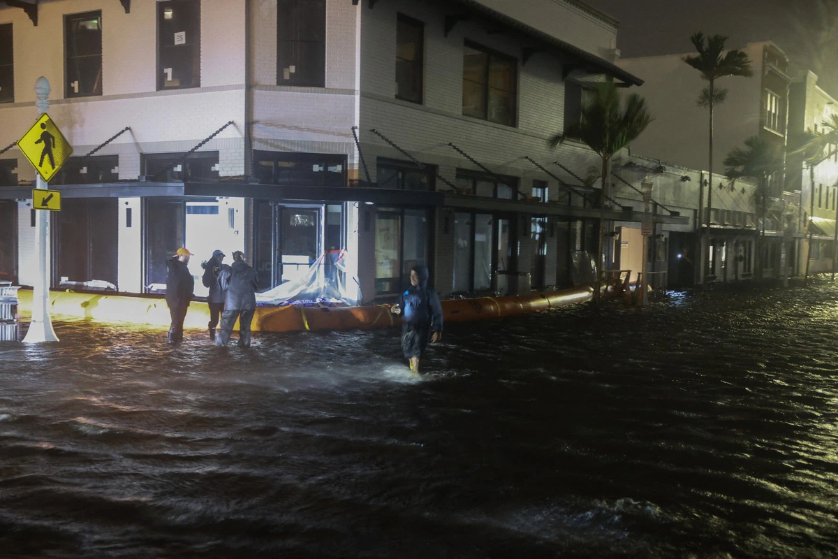 afp202410102177700380v1highresfortmyersfloridaresidentsprepareforhurricane-1728536345702169465643.webp