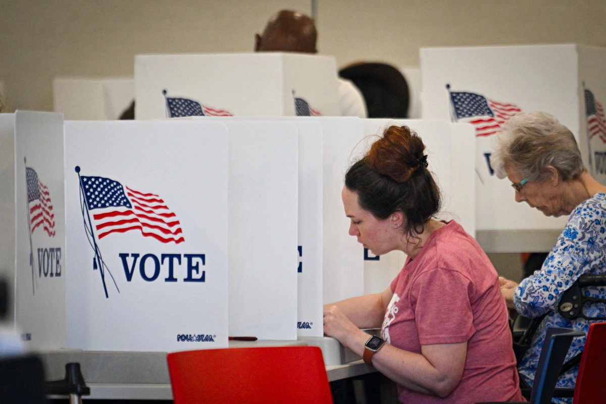 afp2024102136kh93fv3previewtopshotusvotepoliticsearlyvoting-1730113104179725722662.jpg.webp