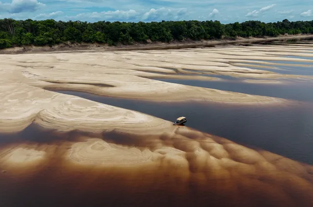 afp--20241001--36hw37q--v4--highres--topshotbrazilenvironmentamazondrought-12983790423019034985379.jpg