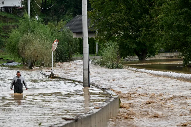 afp--20241004--36hy8mv--v2--highres--topshotbosniaweatherfloods-04581576080690190490996.jpg