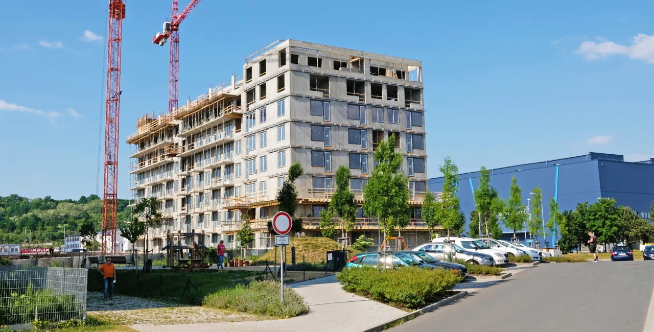 apartment-complex-in-prague-9-under-construction-photo-shutterstock-zuzapige-jzufd.webp