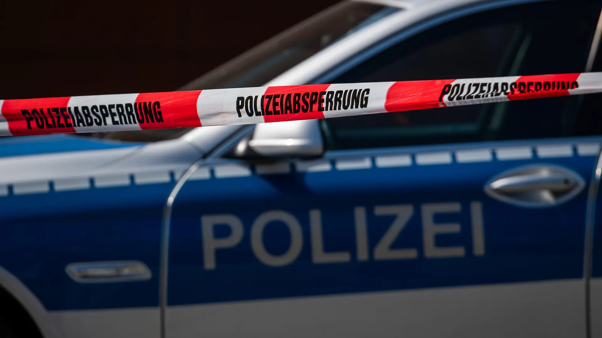 archiv-07042020-sachsen-goerlitz-ein-polizeiauto-steht-hinter-einem-absperrband-der-polizei-zu-dpa-rund-250-scharfe-waffen-bei-mutmasslich-rechten-aktivisten-entdeckt-foto-robert-michaeldpa-zent.webp