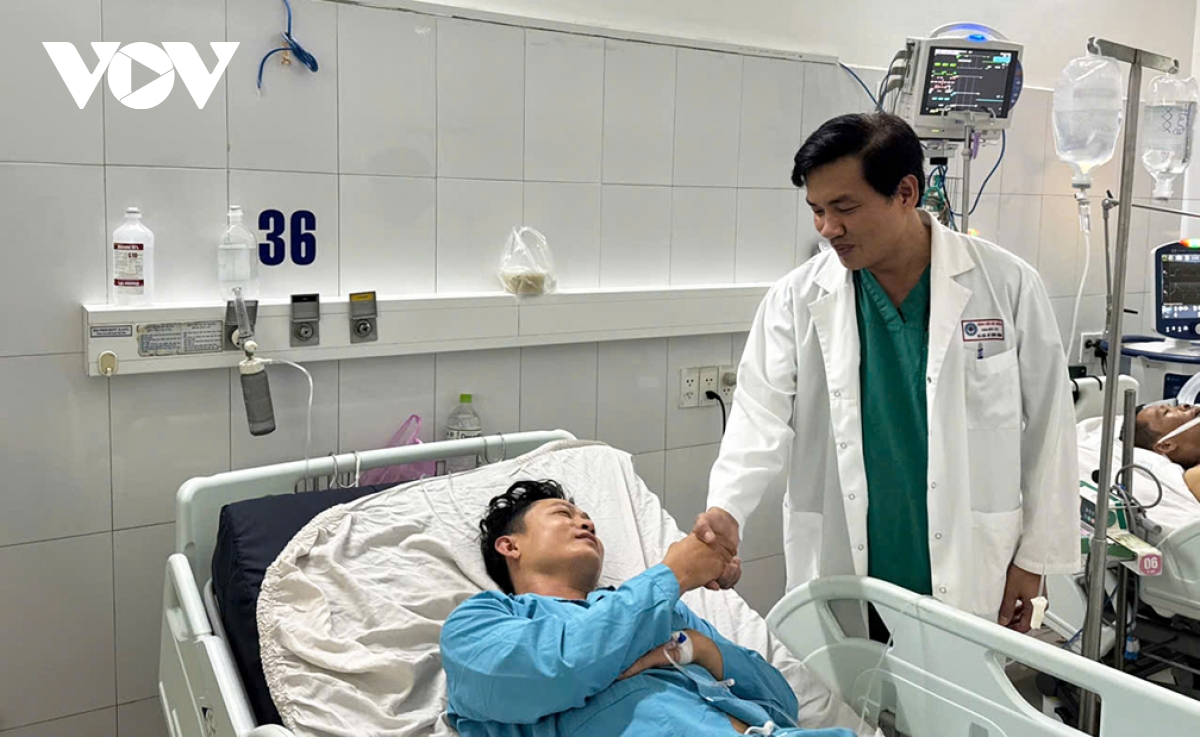 bacsihasonbinhtruongkhoahoisuctichcucchongdocbenhviendanangthamhoibenhnhan-1728989880244-17289898805421058840781.webp