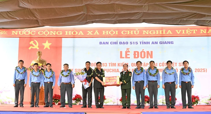 ban-chi-dao-515-tinh-tang-qua-dong-vien-doi-k93-17528297837131463723096.webp