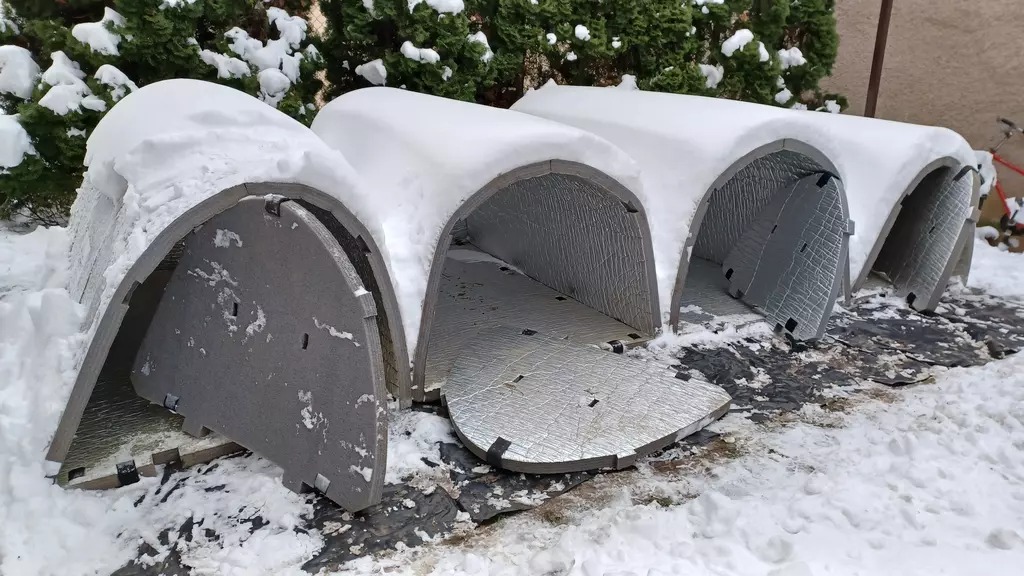 bezdomovci-mraz-zima-iglu.jpg