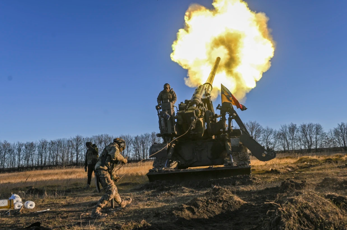 binh-si-ukraine-ban-he-thong-phao-2s7-pion-vao-cac-vi-tri-cua-nga-o-donetsk-trong-giai-doan-dau-cua-cuoc-xung-dot-nam-2022-nbc-news.png
