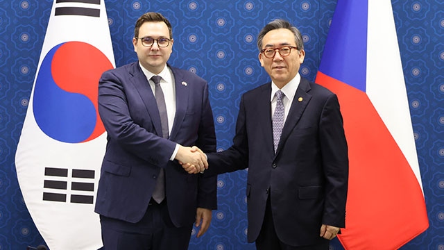 bo_truong_ngoai_giao_sec_jan_lipavsky_va_bo_truong_ngoai_giao_han_quoc_cho_tae_yul_anh_yonhap_20240910051650.jpg