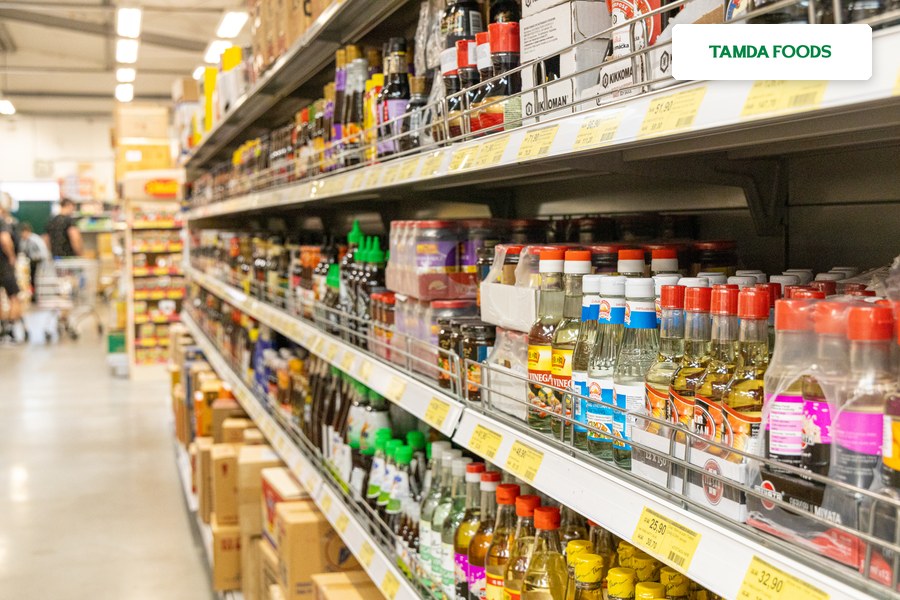 Regály s asijskými potravinami na prodejně Tamda Foods Brno