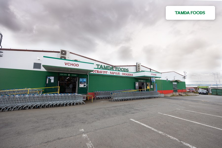 Vchod do prodejny Tamda Foods Brno v areálu Vinamo na Olomoucké