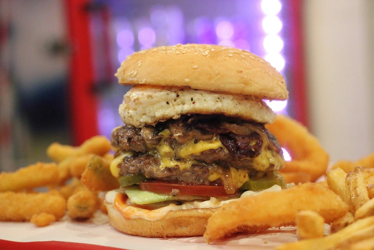 burger-o-chucks-burger-anh-ngoc-dong-1-1699934752307646941738.webp