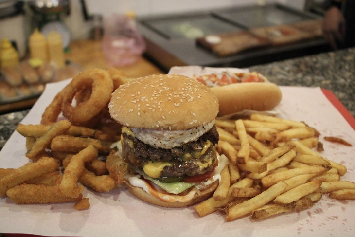 burger-va-cac-mon-an-kem-o-chucks-burger-anh-ngoc-dong-1-16999350229281950084171.webp