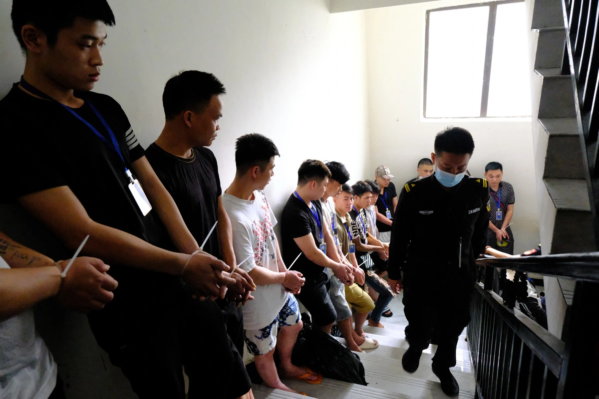 cac-doi-tuong-bo-chay-theo-duong-cau-thang-bo-cua-toa-nha-nhung-bi-bat-giu-ngay-sau-do-1723097216142656914655.webp