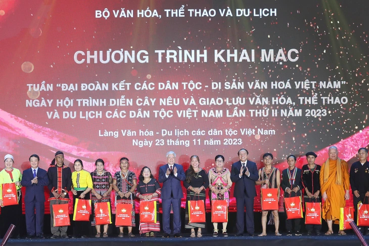 cac-lanh-dao-tang-qua-cho-dai-dien-cac-dan-toc-thieu-so-co-mat-du-tuan-van-hoa-17007569429101761690502 (2).webp