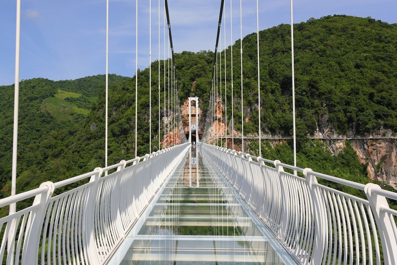 cau-kinh-bach-long-trong-suot.jpg
