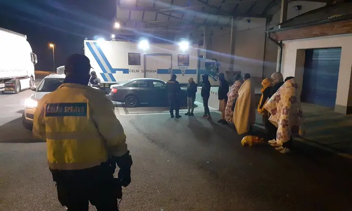 celni-sprava-stritez-cizinecka-policie-migranti-kontrola-kamion-dalnice.webp