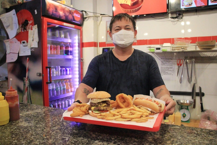 charlie-ta-chu-quan-chucks-burger-anh-ngoc-dong-1-1699934752310918296862.webp