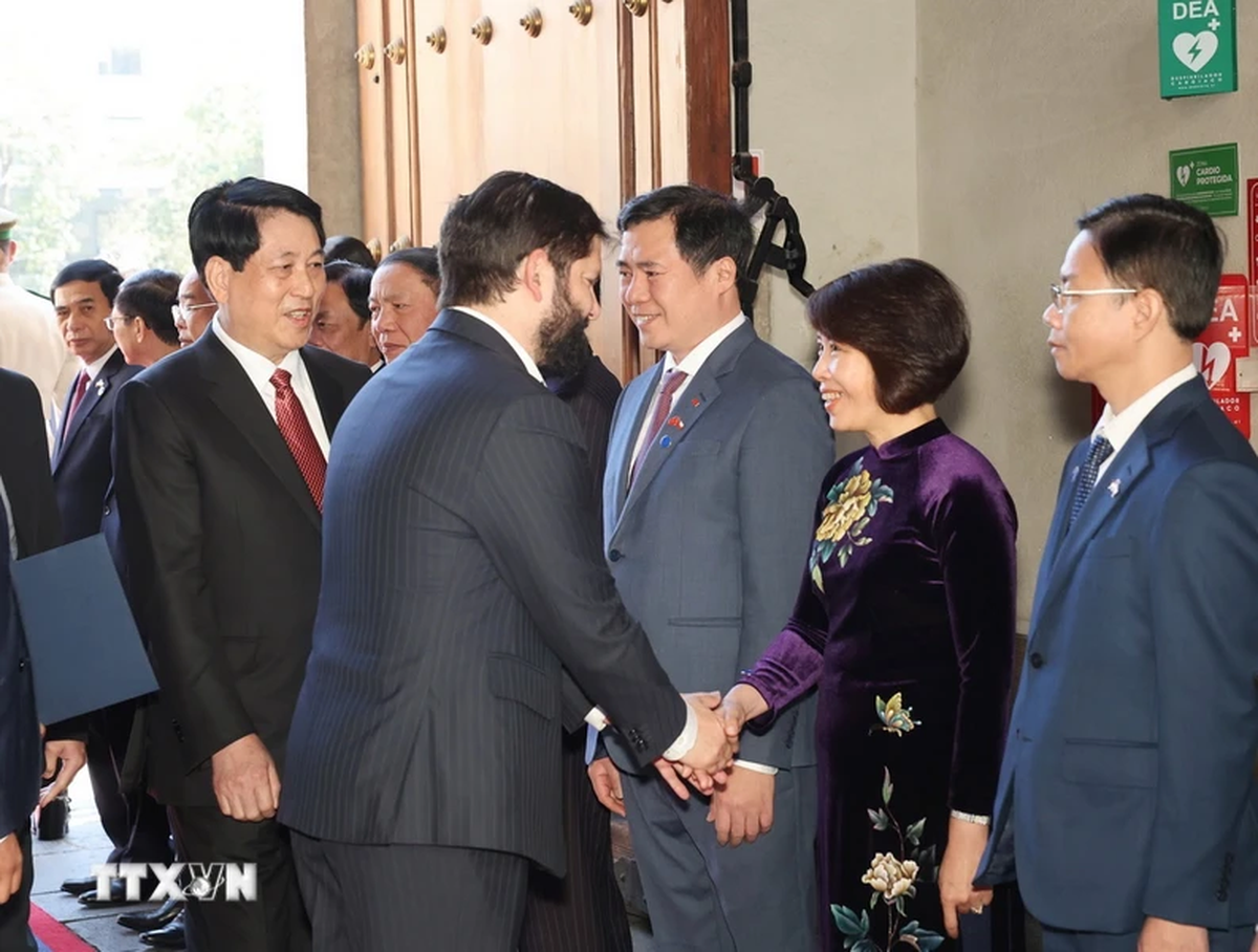 chu-tich-nuoc-le-don-chile-6-1731339800816222219856.webp