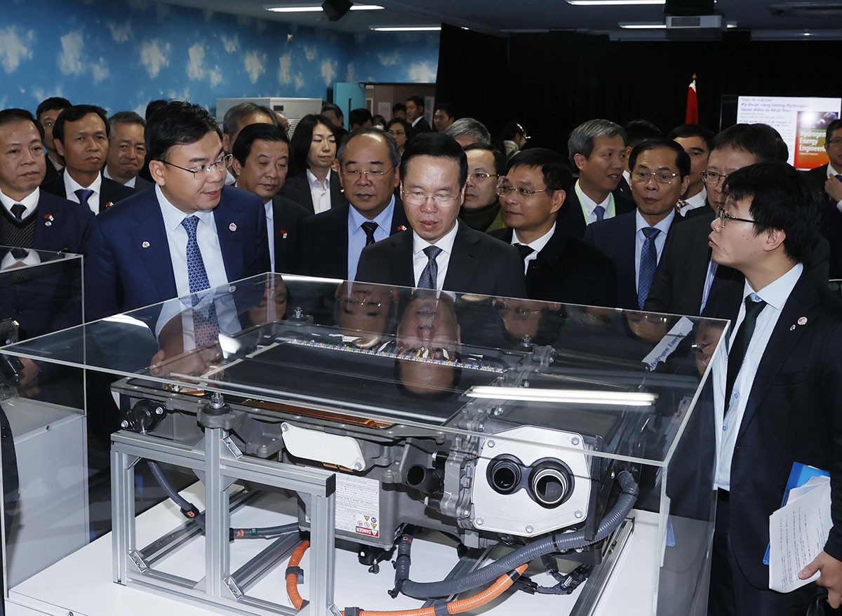 chu-tich-nuoc-vo-van-thuong-tham-dai-hoc-kyushu-tro-chuyen-voi-cac-du-hoc-sinh-viet-nam-tieu-bieu-20231130150926.jpg