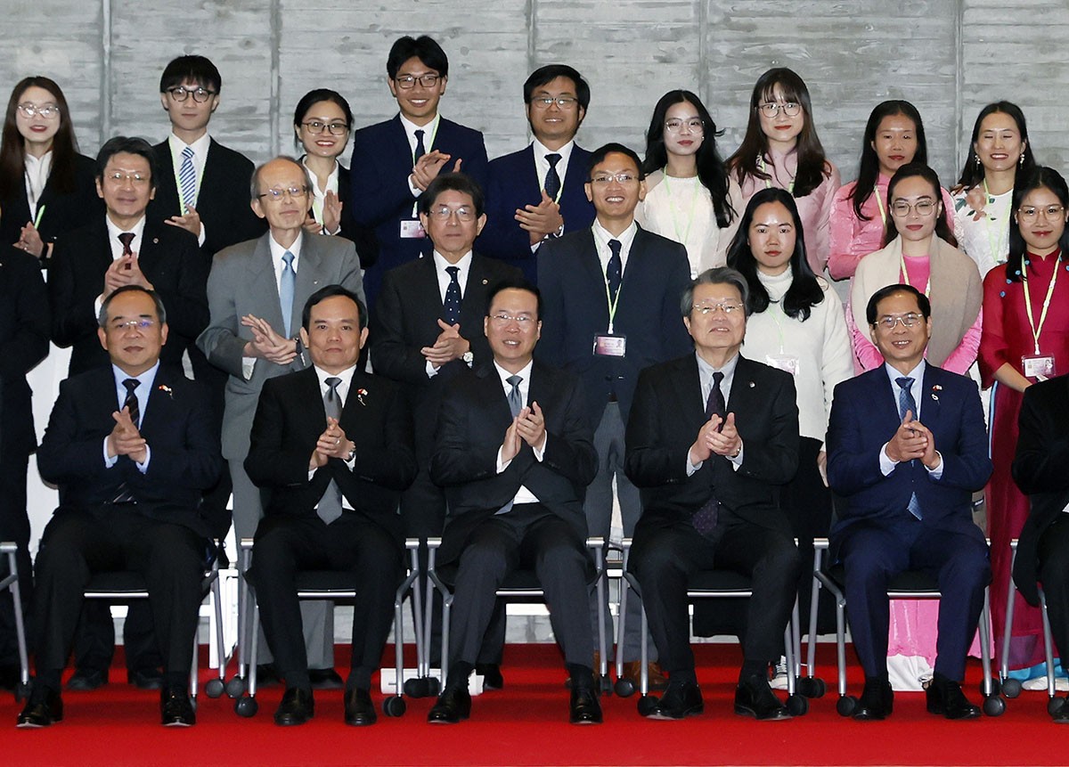 chu-tich-nuoc-vo-van-thuong-tham-dai-hoc-kyushu-tro-chuyen-voi-cac-du-hoc-sinh-viet-nam-tieu-bieu-20231130150929.jpg