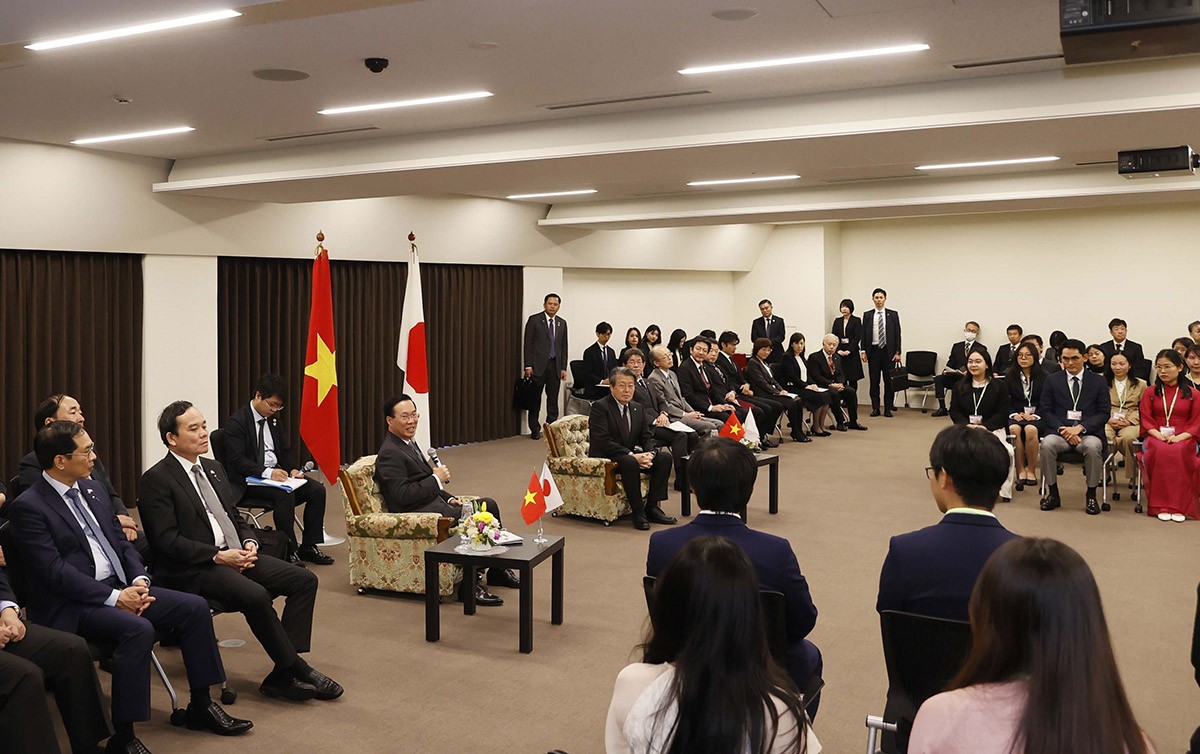 chu-tich-nuoc-vo-van-thuong-tham-dai-hoc-kyushu-tro-chuyen-voi-cac-du-hoc-sinh-viet-nam-tieu-bieu-20231130150932.jpg