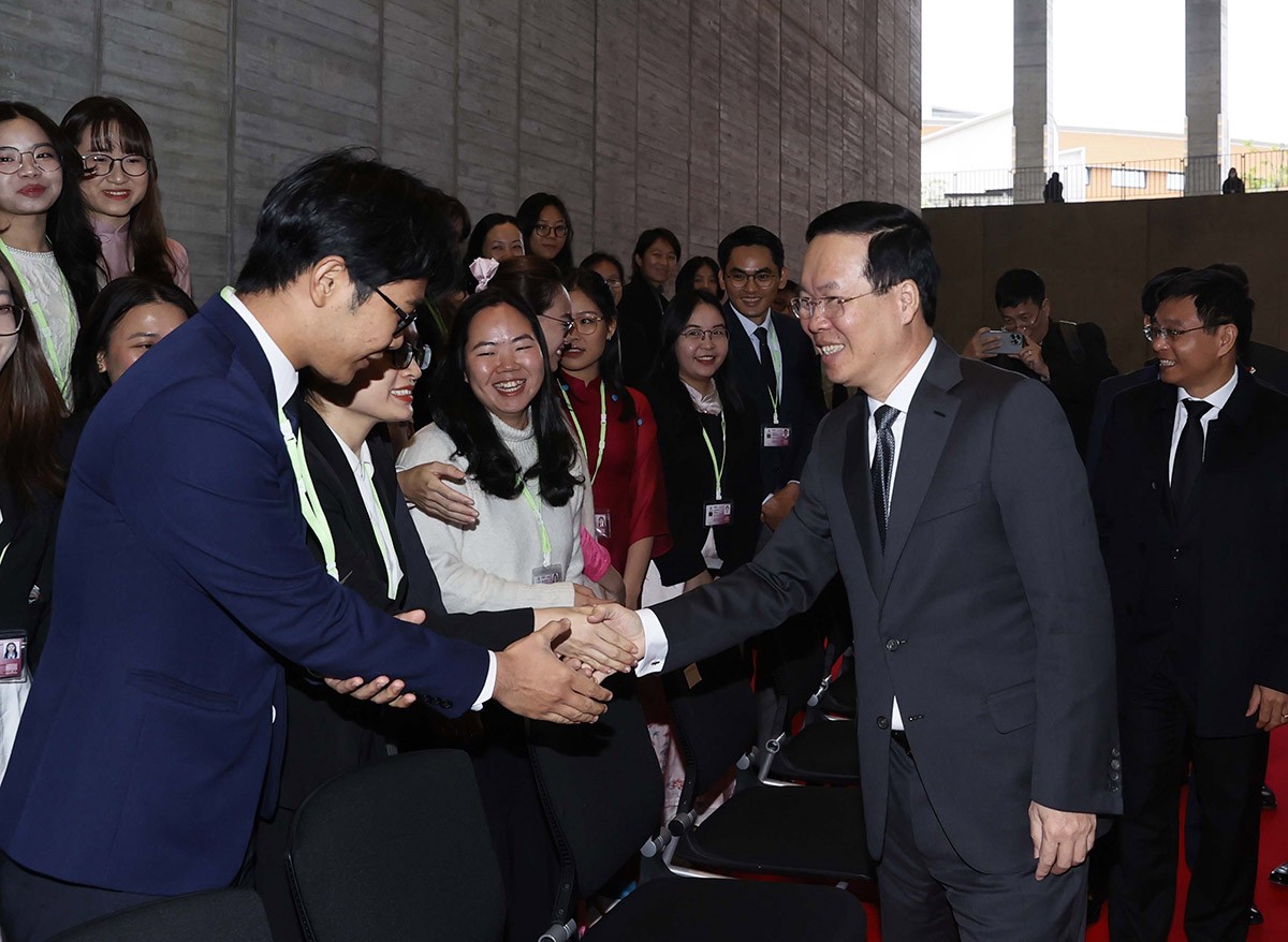 chu-tich-nuoc-vo-van-thuong-tham-dai-hoc-kyushu-tro-chuyen-voi-cac-du-hoc-sinh-viet-nam-tieu-bieu-20231130150935.jpg