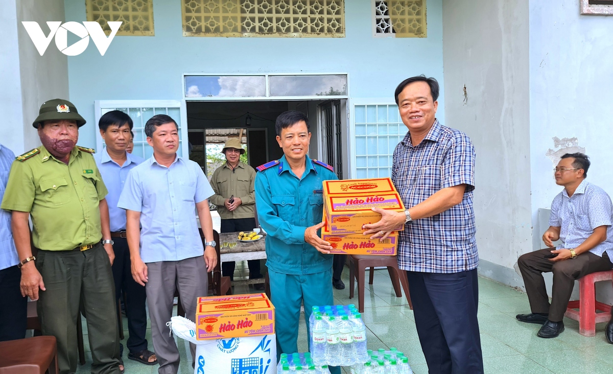 chu_tich_ubnd_tinh_ca_mau_cung_den_tham_hoi_dong_vien_luc_luong_lam_nhiem_vu_bao_ve_rung.jpg