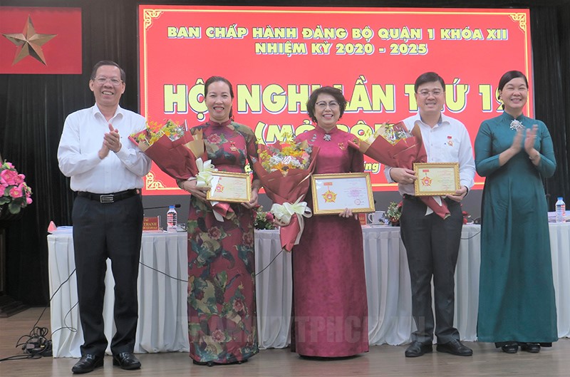 chu-tich-ubnd-tphcm-phan-van-_201703147887.jpeg