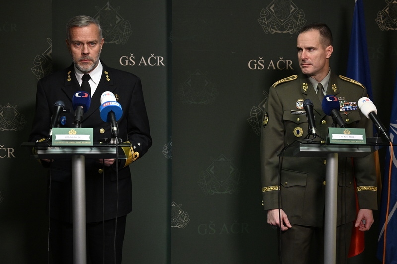 chu_tich_uy_ban_quan_su_nato_rob_bauer_va_tong_tham_muu_truong_karel_rehka_ceskenovinycz_20240116035632.jpg