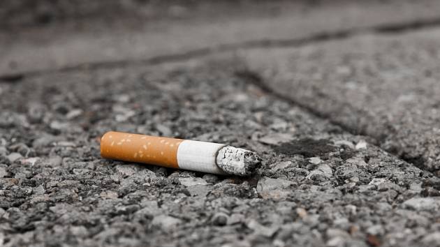 cigareta-koureni-nedopalek-ulice-znecisteni-uklid_denik-630-16x9.jpg