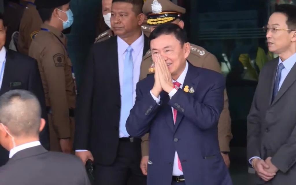cuu_thu_tuong_thaksin_xuat_hien_tai_san_bay_don_mueang_nguon_thai_enquire_20240213123940.jpg