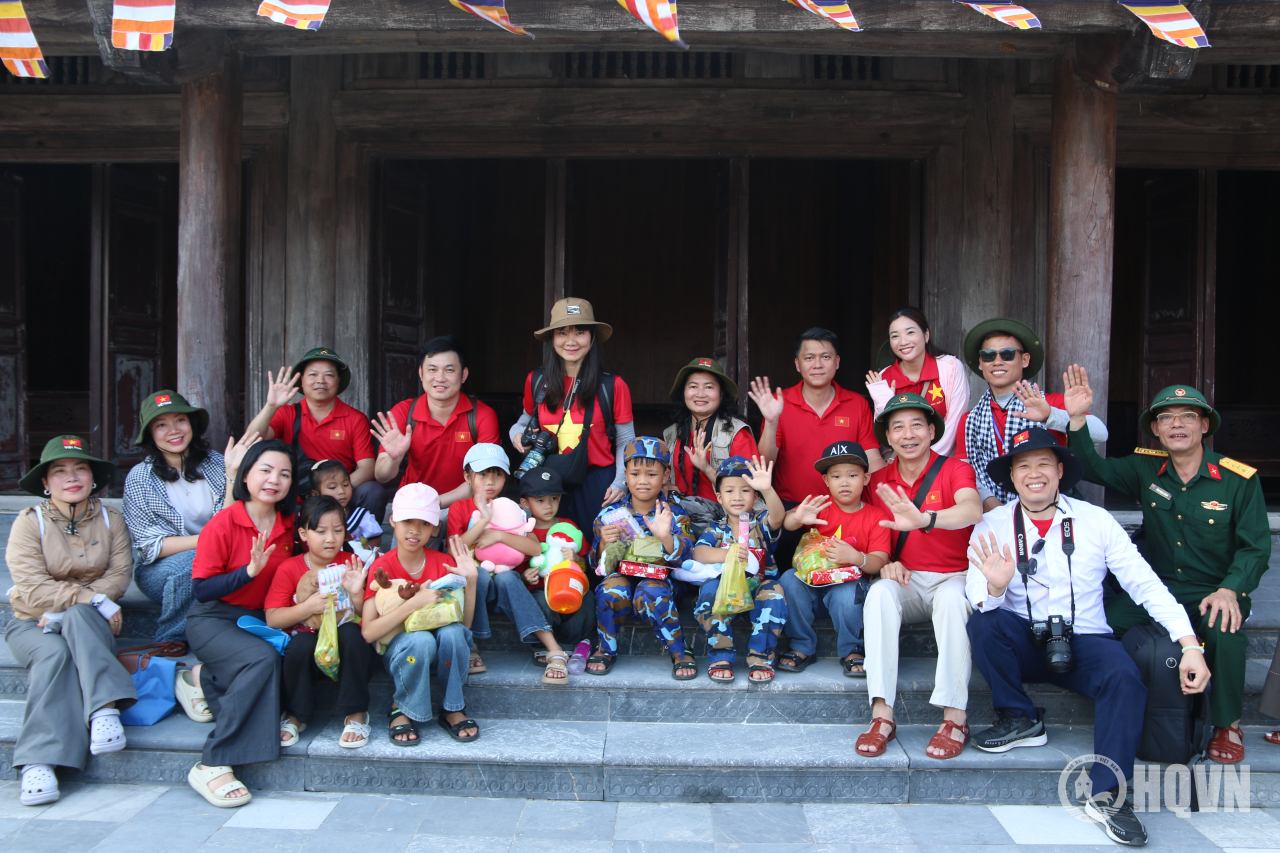 đại biểu tặng quà chụp hình lưu niệm.jpeg