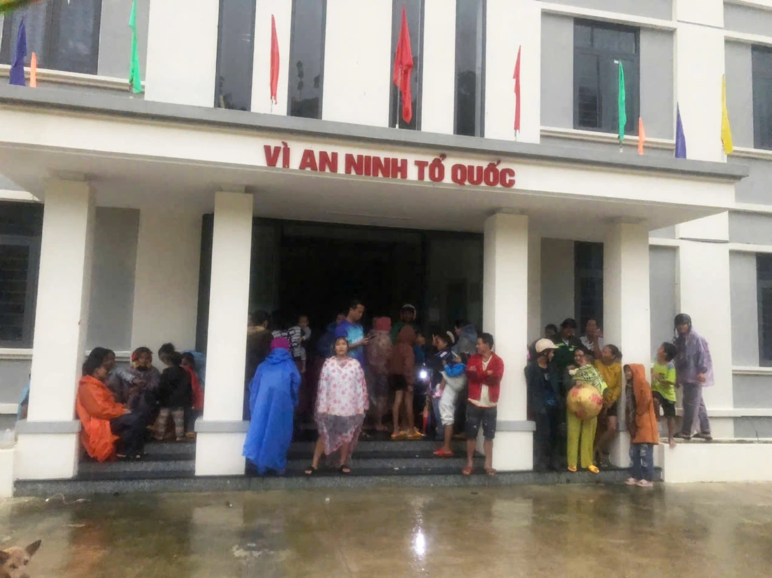 dan-di-doi-do-sat-lo-va-bua-toi-am-tinh-nguoi-tai-tru-so-cong-an-xa-le-trung-2025-10-26-8-176148964570878260135.webp