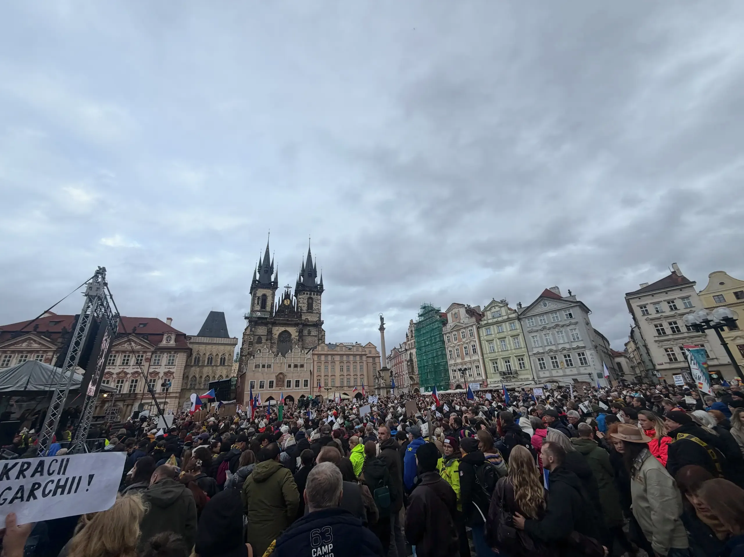 demonstrace-milion-chvilek-staromestske-namesti-praha-media-ceska-televize.webp