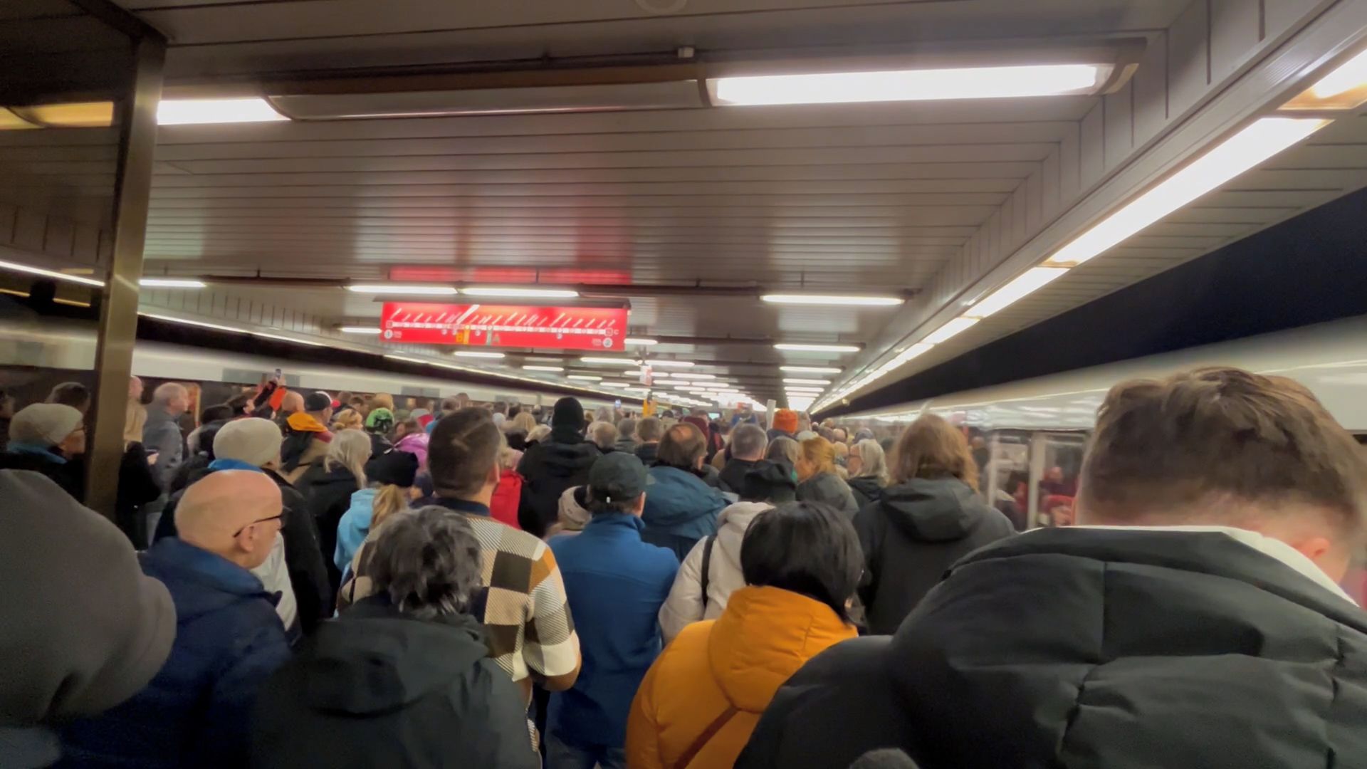 demonstrace-vltavska-dav-nastupiste-metro.jpeg