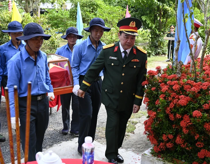 di-chuyen-hai-cot-liet-si-vao-nha-luu-hai-cot-17528299034081930113338.webp