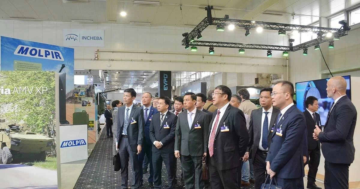 doan-thu-truong-bo-quoc-phong-du-trien-lam-cong-nghe-quoc-phong-va-an-ninh-quoc-te-bratislava-ideb-2026-20260521081041.webp