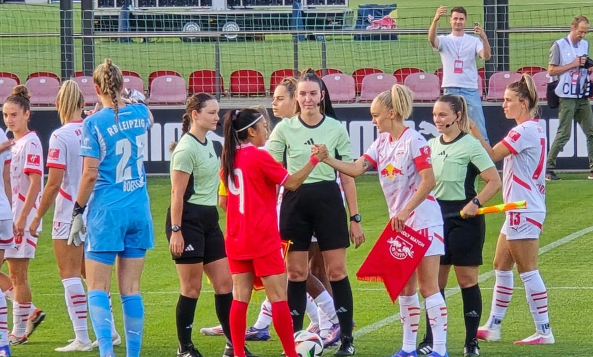 doi-tuyen-viet-nam-va-clb-rb-leipzig-17255126992341241614824.webp